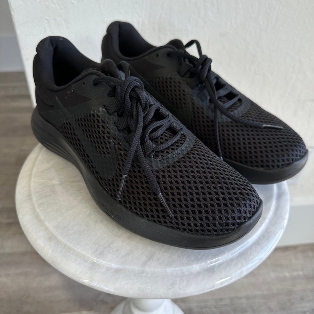 Nike Women’s Black Mesh Sneakers